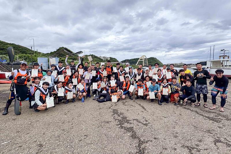 學生完成基隆嶼挑戰獲得挑戰成功證書