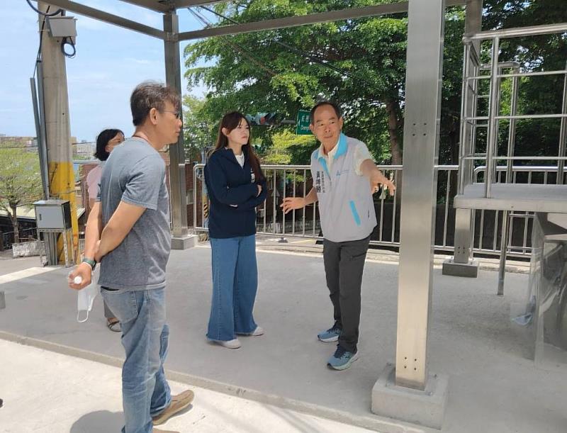 民政處施淑婷處長視察焚紙爐，黃坤勝所長說明焚紙爐空氣污染防制設備