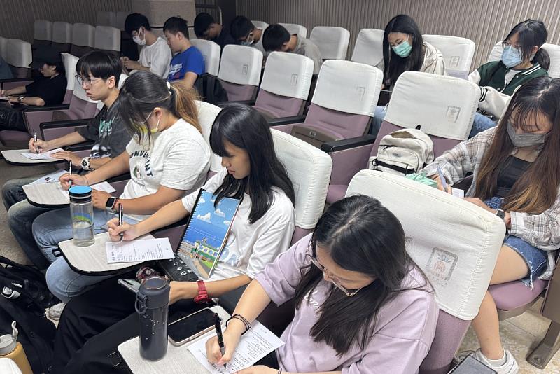 凱基人壽帶領南大學生進行DISC個人行為模式測驗