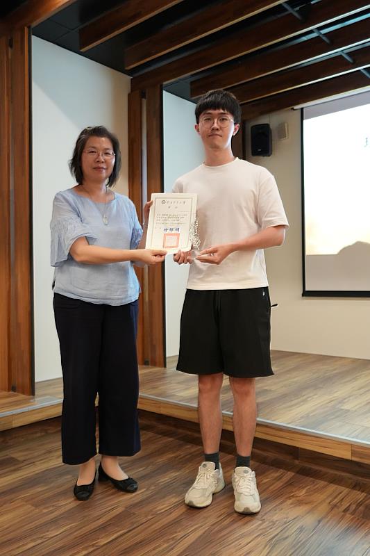 第25屆頒獎典禮-張寶云老師頒發現代詩組首獎。
