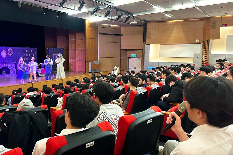 中信高中與敦煌出版社攜手合作，舉辦別具意義的語言學習活動，觀賞英語戲劇《坎特維爾幽靈》。（圖／中信高中提供）
