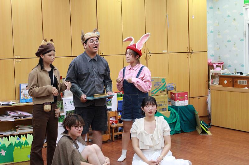 南大戲劇系學生於威斯康辛幼兒園演出自創與改編兒童劇，結合創意、教育與表演，帶來多齣生動作品