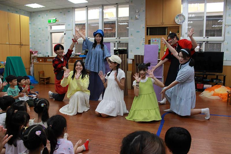 南大戲劇系演出現場充滿童趣與活力，學生藉由角色扮演與互動設計，將生活教育與情感啟發巧妙融入劇場表演
