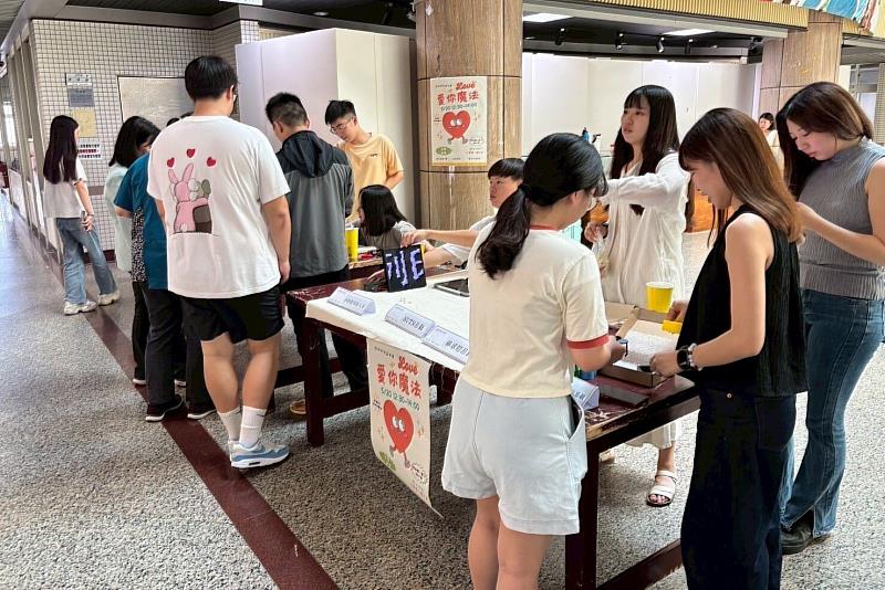 對多數南大學生而言，這是首次嘗試將個人創作公開銷售
