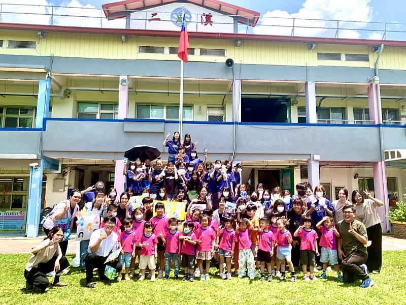 南臺科大幼保系與臺南市大內區二溪國小附幼幼兒攜手共融學習之活動大合影。