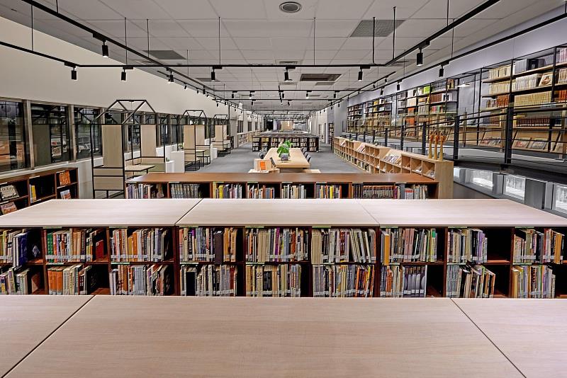 駐館期間，入選者將可運用國美館豐富的典藏資源與藝術圖書中心。During_their_residencies,_the_participants_will_have_full_access_to_the_museum’s_extensive_collection_and_art_library._Art_Library_in_NTMoFA