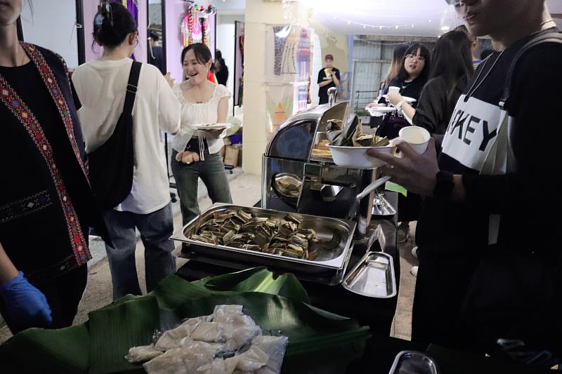 學生開心品嚐原住民特色米食粽