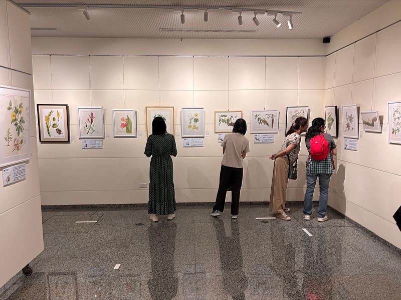 與會貴賓專注的瀏覽成美藝廊展場作品。(圖：頂新和德文教基金會提供)