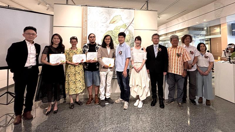 與會貴賓與作品獲獎者在彰化成美藝廊合影留念。(圖：頂新和德文教基金會提供)