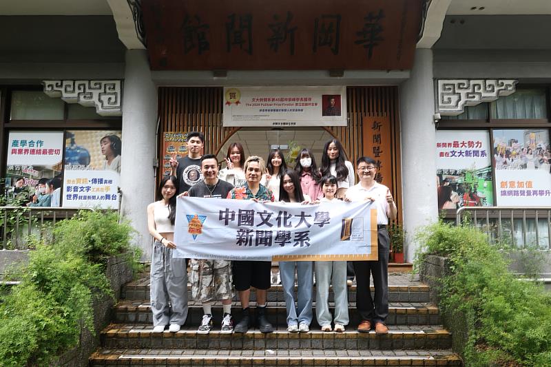 文大新聞系徐振興教授及學生們與藝人合影。