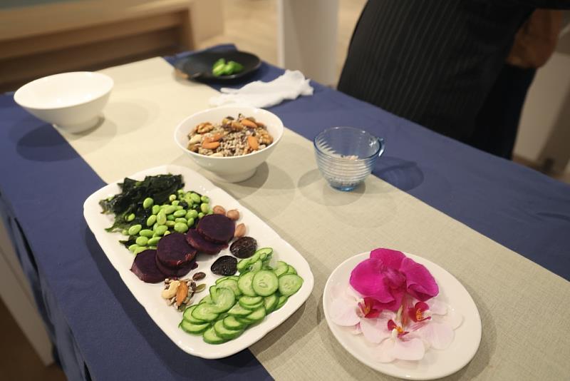蔬喜蛋糕主要使用糙米飯與白米飯作為基底，加入毛豆仁、雞蛋、海帶芽、紫心地瓜與綜合堅果，全穀雜糧與原型態蔬食，兼顧營養與口感。