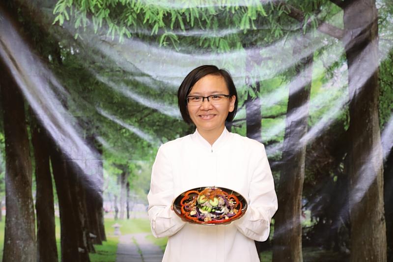 花蓮慈院營養師蘇真瑩表示,蔬喜蛋糕以壽司為靈感,結合端午節慶意涵與健康飲食原則,清涼的口感也正好應對炎炎夏日,為大家提供一種少油、低負擔的新選擇。