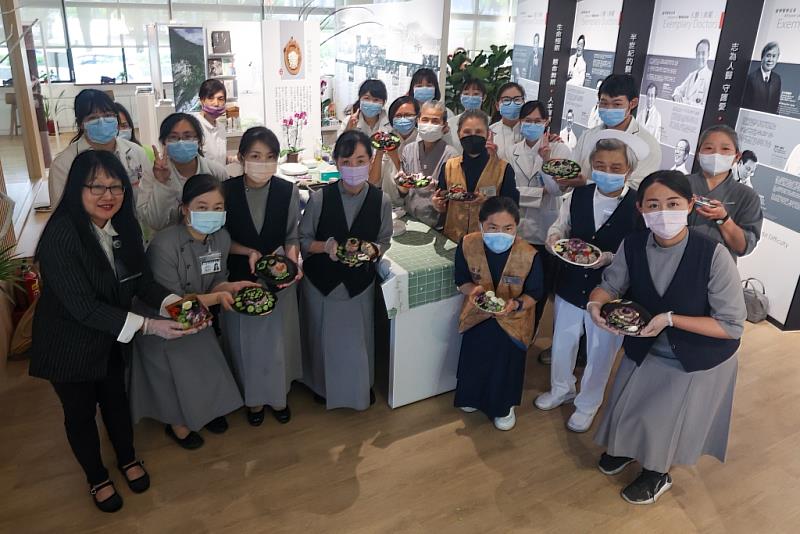 花蓮慈院營養師蘇真瑩開設DIY教學,邀請有興趣的同仁一起動手,做出屬於自己獨一無二的蔬喜蛋糕。