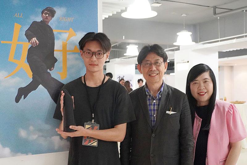 大葉大學方文昌校長(中)與宋秀娟院長(右)恭喜王宇安同學(左)獲放視大賞特別獎