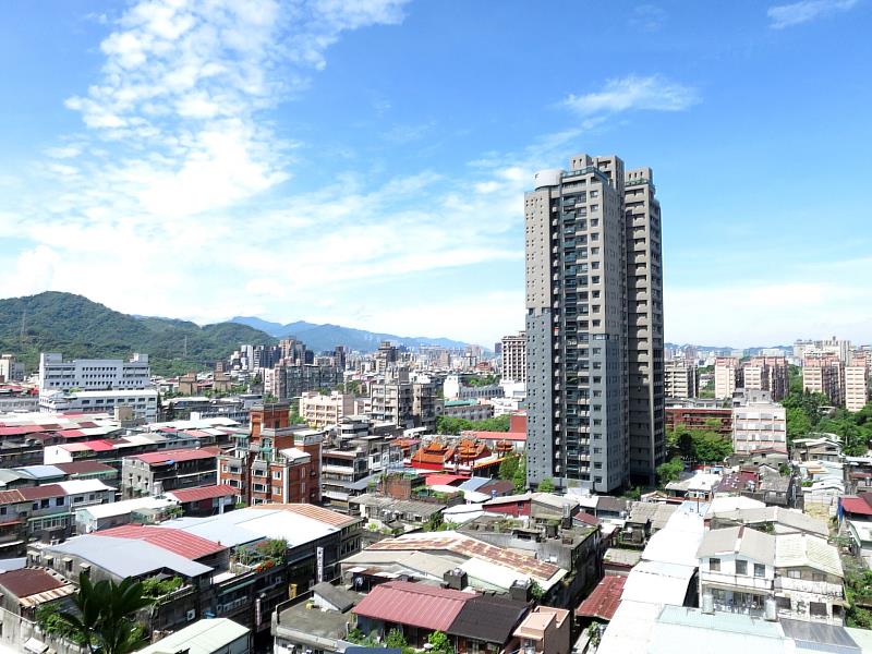 隨著美中關稅戰休兵、貿易緊張緩解，國內景氣表現良好，民眾購屋意願回溫，5月全台房市交易量較4月成長10%。(房市示意圖)