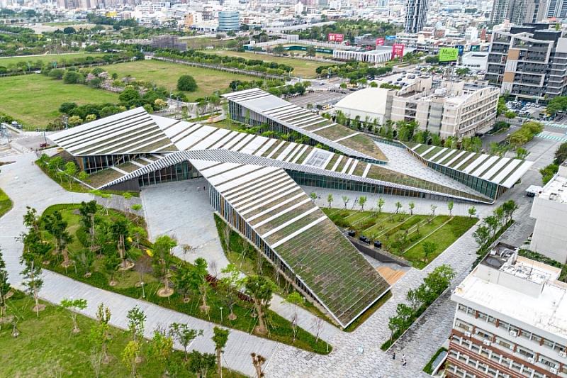 位於台中水湳經貿園區今年2月落成的共善樓，是逢甲大學為全體學生打造的素養培育與跨域學習基地。