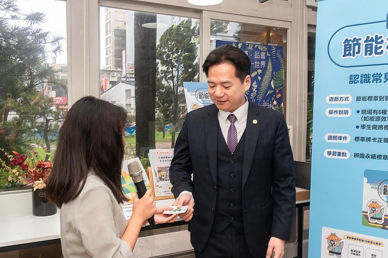 代理市長邱臣遠體驗大庄國小學生設計的永續學習活動