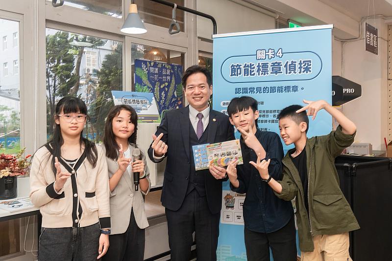 代理市長邱臣遠體驗大庄國小學生設計的永續學習活動