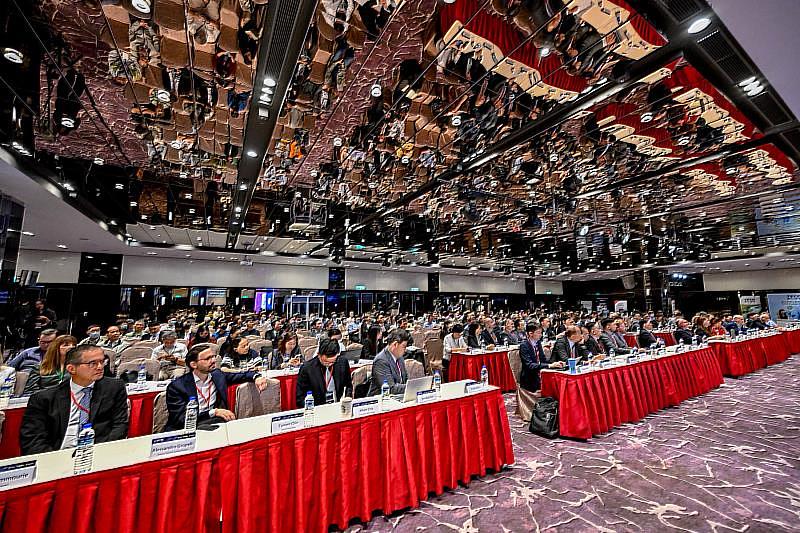高峰會首日參與踴躍,電電公會廣邀國內企業與產業代表,台灣大亦號召近百家供應鏈夥伴共襄盛舉,吸引近400人實體及線上出席。