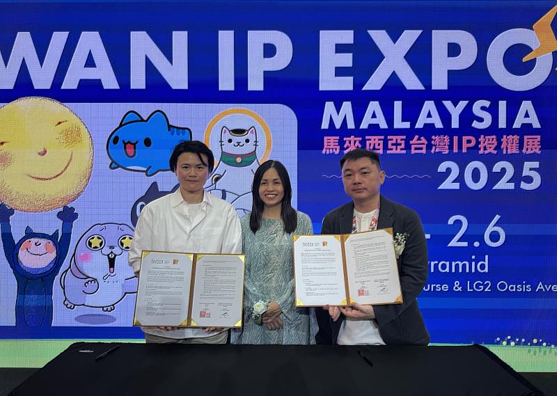 文策院與馬來西亞創意知識產權協會（MYCIP）簽署MOU：文策院全球市場處蘇淑冠處長（左）、馬來西亞通訊部 YB 張念群副部長（中）、MYCIP 劉少鳴會長（右）。（文策院提供）