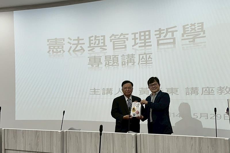 左為黃炎東教授，右為佛大社會科學學院張世杰院長。