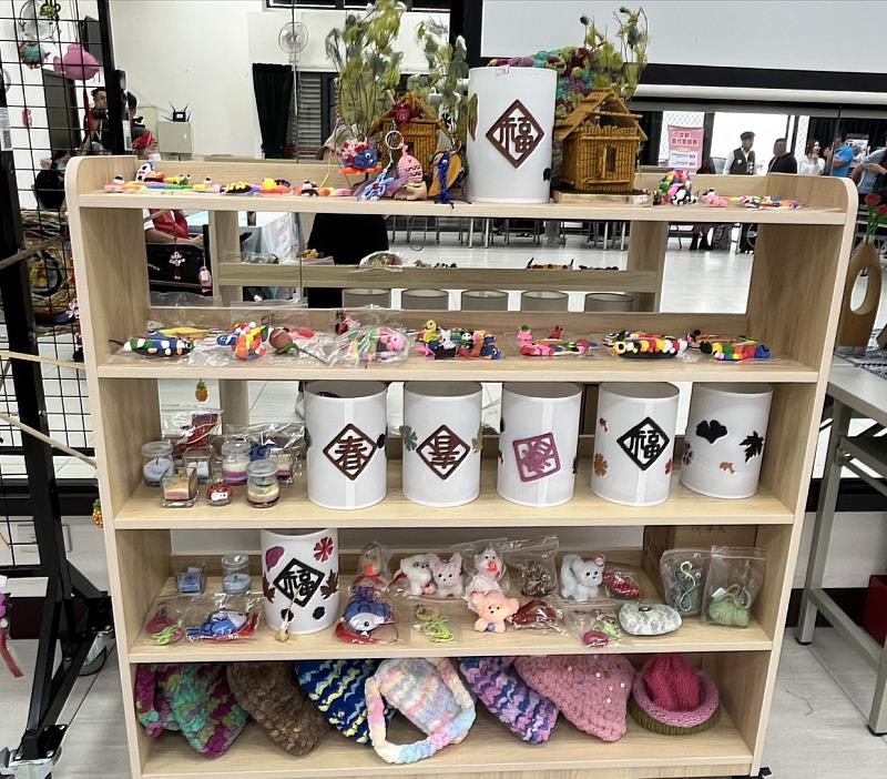 頂埔文健站座談會作品展覽~手腦並用巧手展現