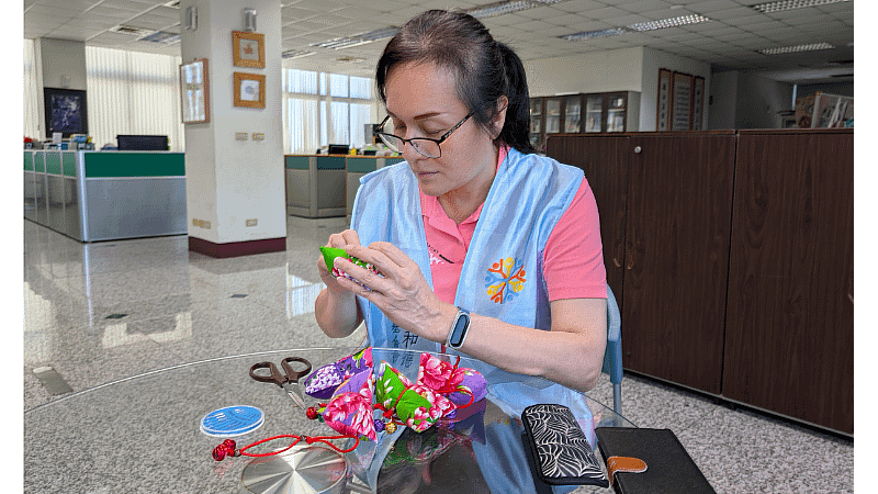 頂新和德1919食物銀行志工細心縫製每一顆要送給關懷個案的粽子香包_(頂新和德文教基金會提供)