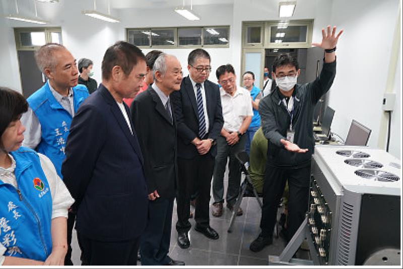圖3.京元電子大力支持教學資源，捐贈總價逾300萬元的先進測試設備與配套治具，並提供新臺幣27.9萬元協助聯大優化教學空間與設備