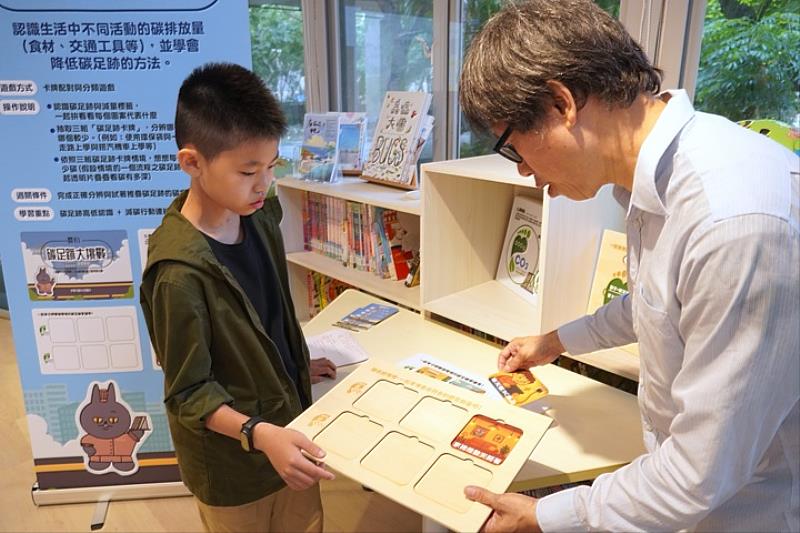 圖／大庄國小的學生從查闖關遊戲中學習永續環保的知識。