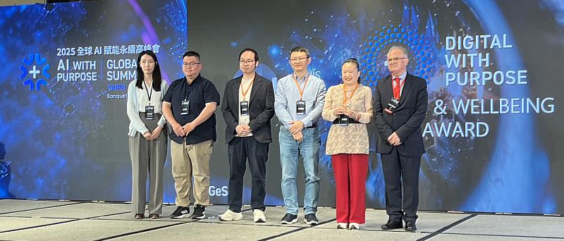 右二 : 滙嘉健康生活科技股份有限公司董事長 楊淑貞 與團隊上台領獎