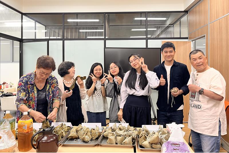 在地長者與外籍學生共同體驗端午節包粽子文化