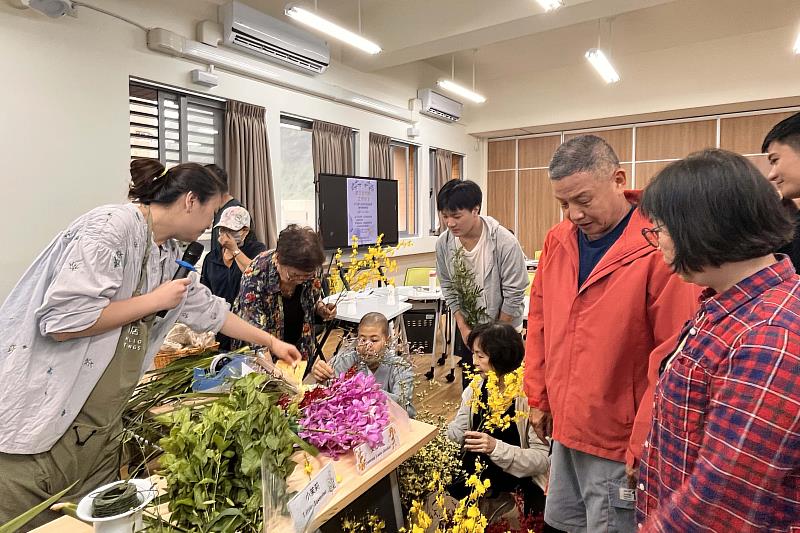 參與者一起製作節慶花束並學習中文吉祥祝福語