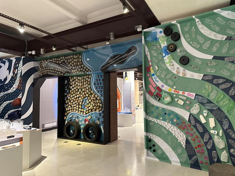 臺博館「未來戰士」展場運用海洋廢棄物與各類資源回收物營造奇幻氛圍。