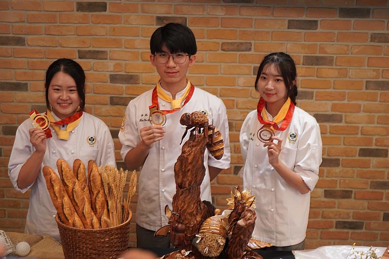 烘焙系蔡昀蓉、林裕憲、何佳蓉創下兩金一銅佳績
