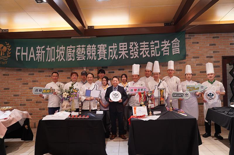 陳敦基校長與指導老師及選手們合照