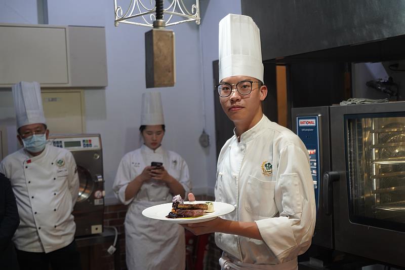 餐管系宋育誠單人奪下一金兩銅佳績