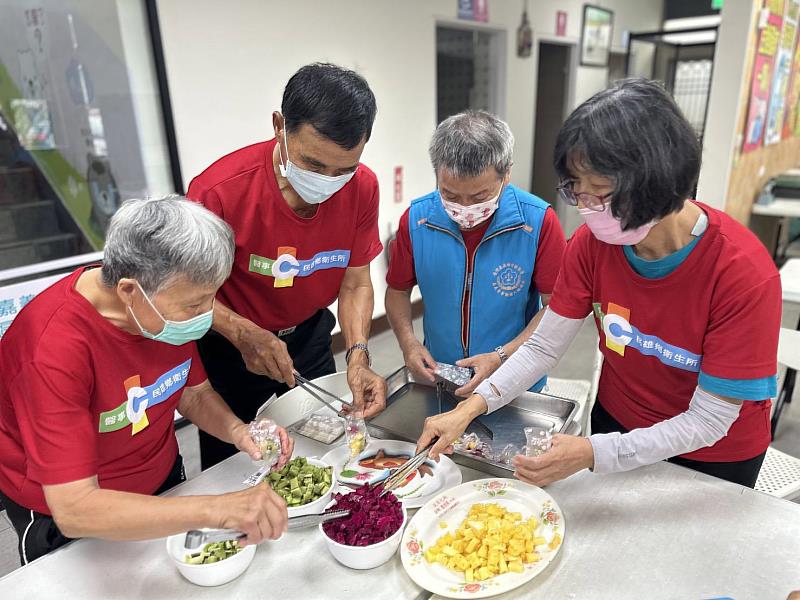 取代傳統高熱量粽子 民雄衛生所與社區長輩動手包製「水果冰粽」