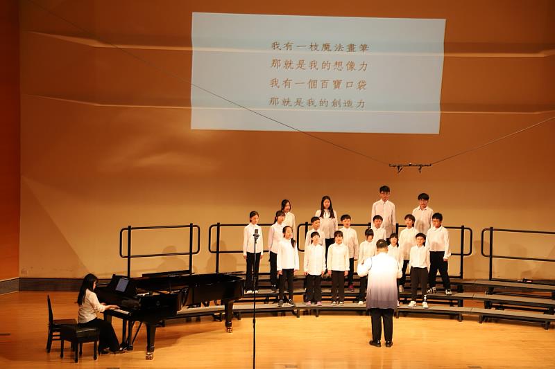 歸仁國小合唱團於南大演出，此次由劉毅老師擔任指揮，他是臺南大學音樂系校友