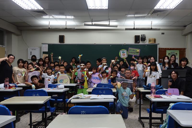 南大聯電課輔中心於5月28日舉辦「編龍舟慶端午」活動，學童與老師展示不同創意的龍舟