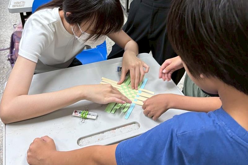 南大透過聯電課輔中心的多元活動，讓學童們在老師的陪伴與實作中學習成長。