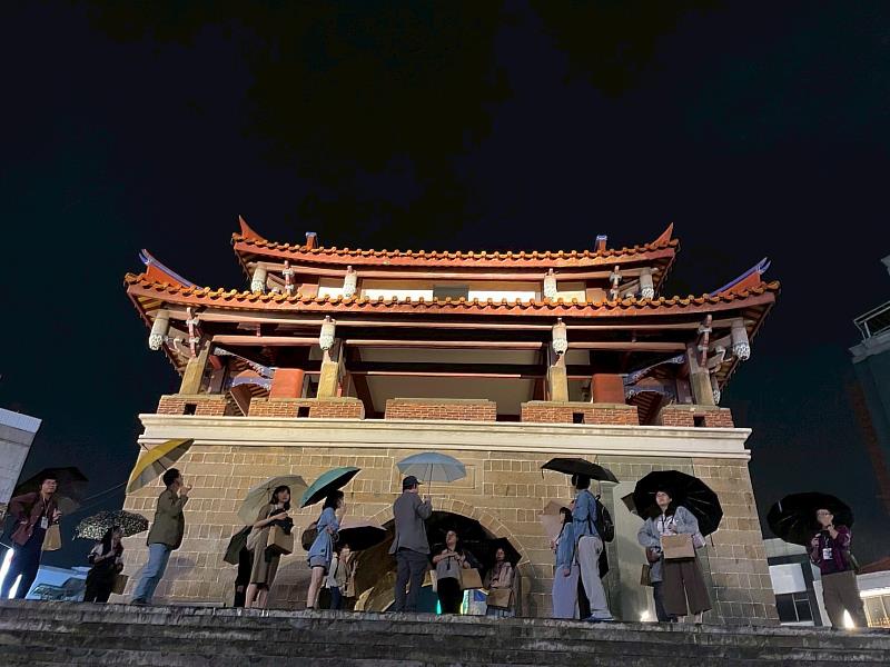 晚間在清大張繼瑩教授導覽下認識東門城