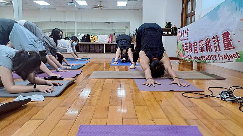 南華大學舉辦「瑜伽體位法之實踐」通識課程，張廷禎老師與洪淑卿老師帶領大家進行「下犬式」動作。