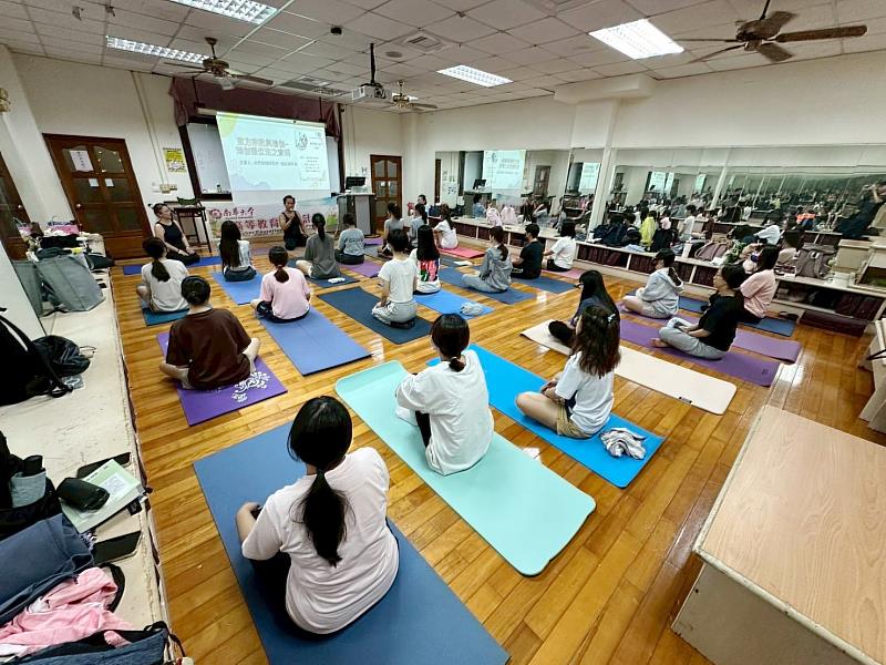 南華大學舉辦「瑜伽體位法之實踐」通識課程，邀請自然瑜伽研究所所長張廷禎蒞校指導，學生們專心聽講。