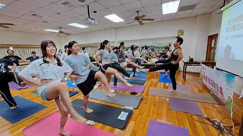 南華大學舉辦「瑜伽體位法之實踐」通識課程,張廷禎老師帶領大家練習瑜伽體位法。