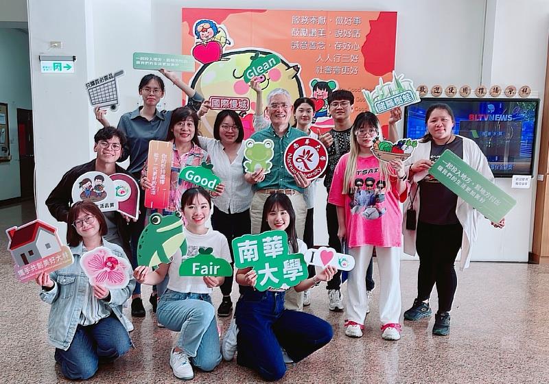 南華大學推動台灣慢城不遺餘力，獲頒國際慢城之友。將於6月4日舉辦「慢運動思維下的地方創生國際論壇」。第二排右3為高俊雄校長，第二排左2為葉月嬌副校長。