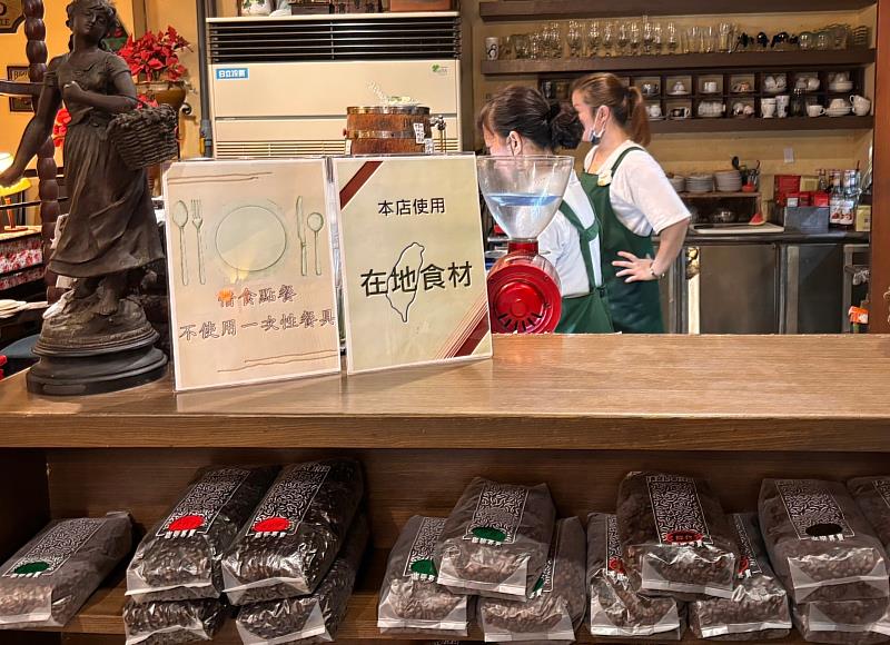 環保餐聽放置「使用在地食材」等宣導標語