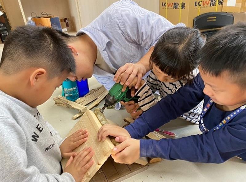 文資建材銀行使用臺中科館博板料於七股國小進行推廣教育。