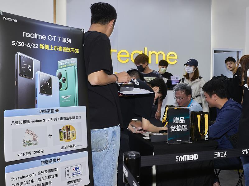 【新聞照片】realme於今（30日）正式開賣並同步開放預購登記用戶領機，吸引眾多real迷排隊搶先體驗，旗艦魅力強勢引爆夏季手機市場。