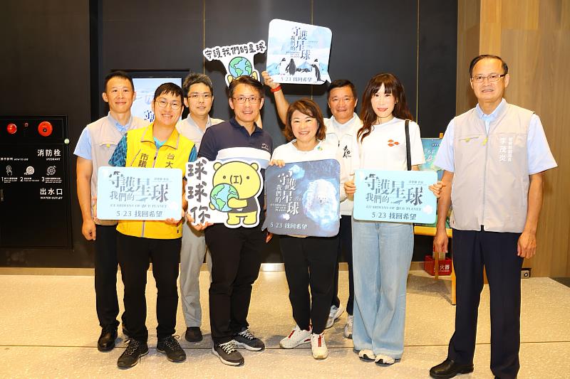 市長與導演舒夢蘭(右二)及攝影導演陳一松(左四)合影