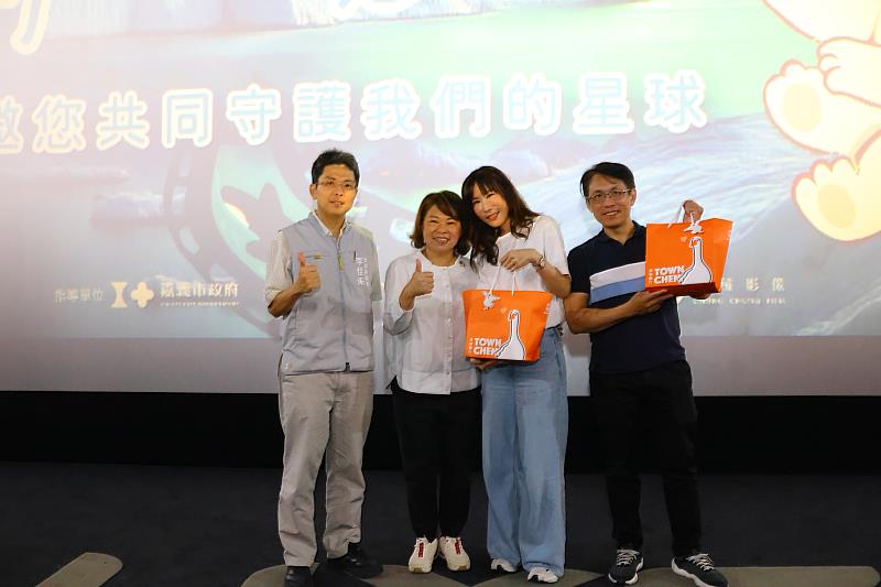 市長致贈導演舒夢蘭、陳一松伴手禮